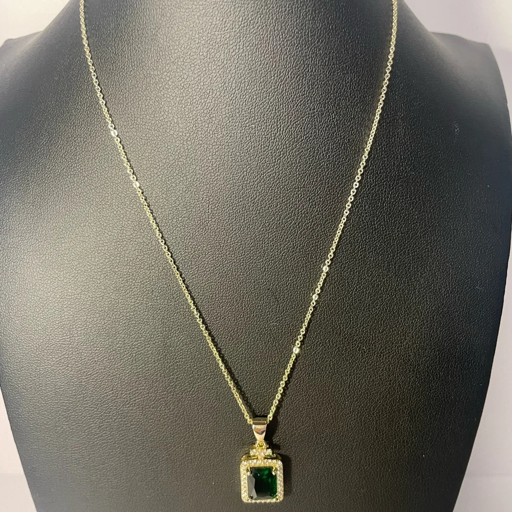 Elegant Gold and Green Pendant Necklace - Picture 2 of 4